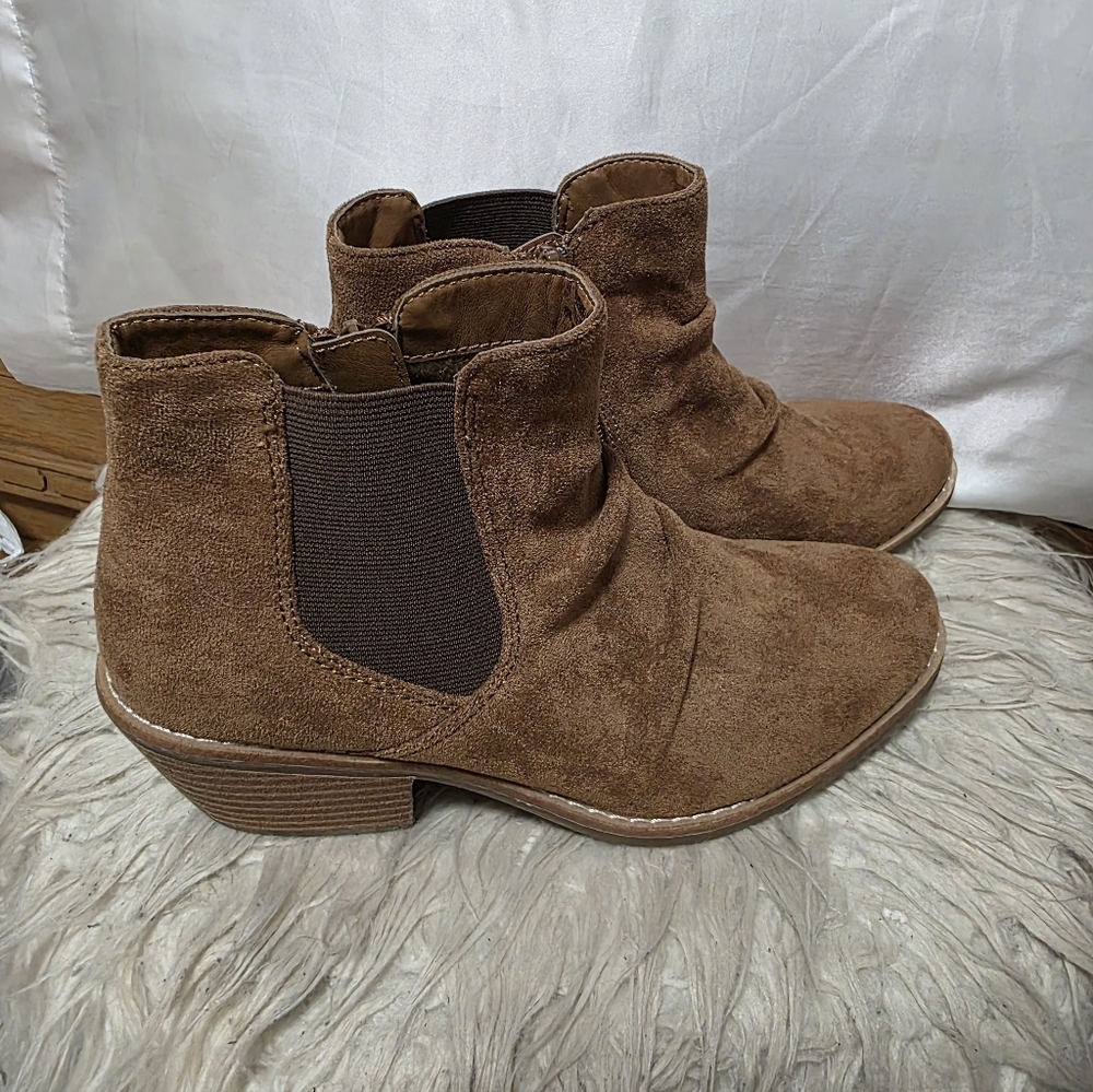 Sofft/ Brown Euro Soft Ankle Boots - Picture 3 of 7